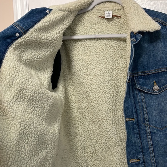 Sherpa-lined Denim Jacket - Picture 8 of 9